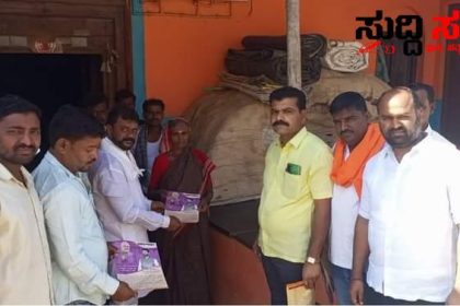 ದುರ್ಗಾದೇವಿಗೆ ಪೂಜೆ ಸಲ್ಲಿಸಿ ಕ್ಷೇತ್ರದಲ್ಲಿ ತಾವು ಮಾಡಿದ ಅಭಿವೃದ್ದಿ ಕಾರ್ಯಗಳ ಭಿತ್ತಿ ಪತ್ರ ನೀಡಿ ಚುನಾವಣೆಯ ಕಹಳೆ ಊದಿದ ಶಾಸಕ_ಅಮೃತ_ದೇಸಾಯಿ – ಅಧಿಕಾರದ 4 ವರ್ಷ 10 ತಿಂಗಳ ಅವಧಿಯಲ್ಲಿ ಮಾಡಿದ ಅಭಿವೃದ್ಧಿ ಕಾರ್ಯಗಳ ಕರಪತ್ರವನ್ನು ನೀಡಿ ಕಮಲದ ಗುರ್ತಿಗೆ ಅತ್ಯಮೂಲ್ಯ ಮತ ನೀಡುವಂತೆ ಕೋರಿದ ಶಾಸಕರು…..