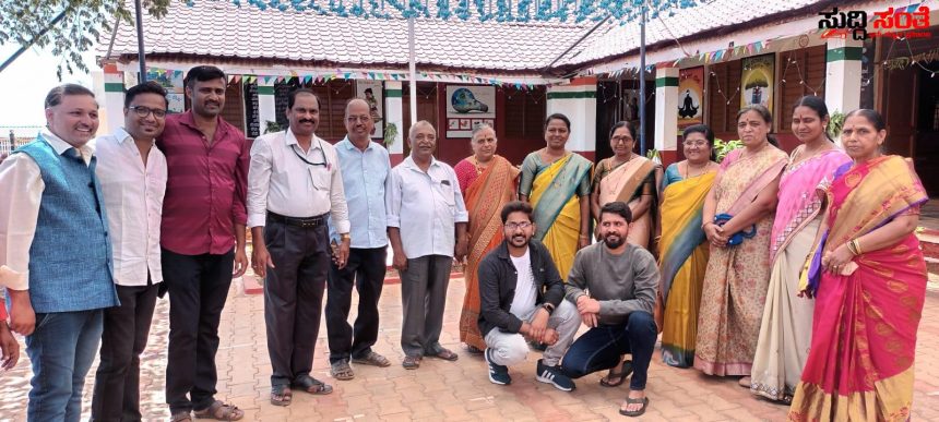 ಗುರು ಶಿಷ್ಯರ ಸಮಾಗಮ ಅಕ್ಷರ ಕಲಿಸಿದ ಗುರುಗಳ ದರ್ಶನ ದೊಂದಿಗೆ ಆಶೀರ್ವಾದ ಪಡೆದು ಸೆಲ್ಪಿ ತಗೆದುಕೊಂಡ ಶಿಷ್ಯರು ಸಾಕ್ಷಿಯಾಯಿತು ಉಪ್ಪಿನಬೆಟಗೇರಿ ಗ್ರಾಮ…..