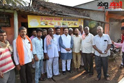 ನಿಂಗಪ್ಪ ದೊಡ್ಡಮನಿ ಹೊಟೇಲ್‌ಗೆ ಹೋಗಿ ಗಿರಮಿಟ್ ತಿಂದ ಚಹಾ ಕುಡದ ಬಂದ ಕೇಂದ್ರ ಸಚಿವ ಪ್ರಹ್ಲಾದ್ ಜೋಶಿಯವರು – ಗಿರಮಿಟ್ ತಿನ್ನಲು ಸಚಿವರಿಗೆ ಕಂಪನಿ ಕೊಟ್ಟ ಶಾಸಕ ಅಮೃತ ದೇಸಾಯಿ,ತವನಪ್ಪ ಅಷ್ಟಗಿ ಯವರು…..