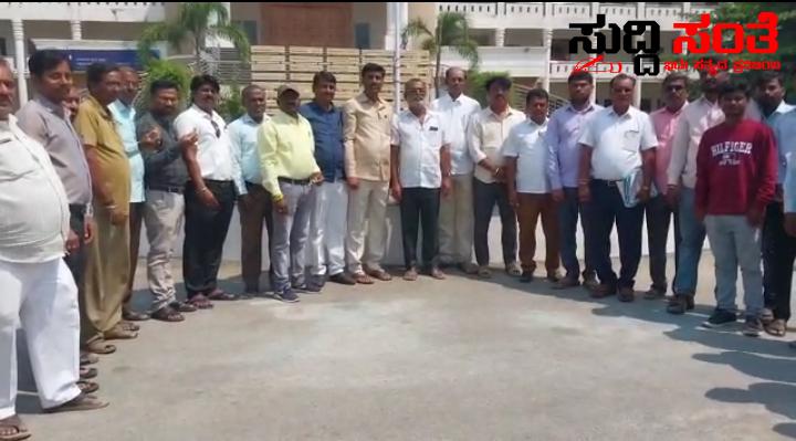 ವಿಜಯೋತ್ಸವ ಆಚರಣೆ ಮಾಡಿದ ರಾಜ್ಯ ಸರ್ಕಾರ – ಸಿಹಿ ಹಂಚಿ ಸಂಭ್ರಮಿಸಿದ ನೌಕರರು…..