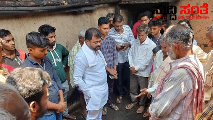 ಚುನಾವಣೆಯ ನಡುವೆ ಕ್ಷೇತ್ರದಲ್ಲಿನ ಸಮಸ್ಯೆಗೆ ಸ್ಪಂದಿಸಿದ ಶಾಸಕ ಅಮೃತ ದೇಸಾಯಿ – ಸಿಡಿಲಿಗೆ ಬಲಿಯಾಗಿ ಜಾನುವಾರುಗಳನ್ನು ಕಳೆದುಕೊಂಡ ರೈತ ಕುಟುಂಬಕ್ಕೆ ಸಾಂತ್ವನ ಹೇಳಿದ ಧಣಿ….. ಚುನಾವಣೆಯ ನಡುವೆ ಕ್ಷೇತ್ರದಲ್ಲಿನ ಸಮಸ್ಯೆಗೆ ಸ್ಪಂದಿಸಿದ ಶಾಸಕ ಅಮೃತ ದೇಸಾಯಿ – ಸಿಡಿಲಿಗೆ ಬಲಿಯಾಗಿ ಜಾನುವಾರುಗಳನ್ನು ಕಳೆದುಕೊಂಡ ರೈತ ಕುಟುಂಬಕ್ಕೆ ಸಾಂತ್ವನ ಹೇಳಿದ ಧಣಿ…..