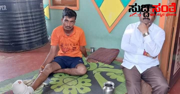 ಚುನಾವಣೆಯ ನಡುವೆಯೂ ಸಾಮಾನ್ಯ ಕಾರ್ಯಕರ್ತನ ನೋವು ಆಲಿಸಿದ ಶಂಕರ ಪಾಟೀಲ ಮುನೇನಕೊಪ್ಪ – ಆರೋಗ್ಯ ವಿಚಾರಣೆ ಮಾಡಿ ಸಹಾಯದ ಮಾತು ಹೇಳಿದ ಜನನಾಯಕ…..