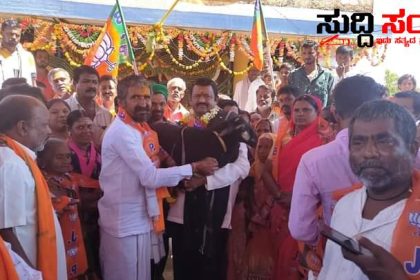 ಕಂಬಳಿ ಹೊದಿಸಿ ಕುರಿಮರಿ ನೀಡಿ ಶಂಕರ ಪಾಟೀಲ್ ರಿಗೆ ಆಶೀರ್ವಾದ ಮಾಡಿದ ಮತದಾರರು – ಚುನಾವಣೆಯಲ್ಲಿ ಬಿಜೆಪಿ ಗೆಲುವು ಶತಸಿದ್ಧ ಎಂಬ ಸಂದೇಶ ಸಾರಿದ ಕ್ಷೇತ್ರದ ಮತದಾರರು…..