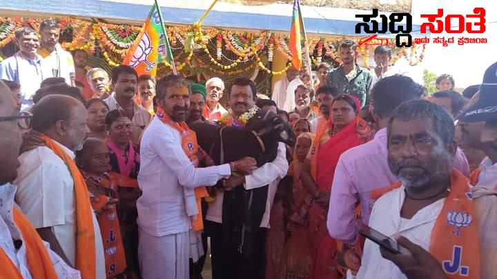 ಕಂಬಳಿ ಹೊದಿಸಿ ಕುರಿಮರಿ ನೀಡಿ ಶಂಕರ ಪಾಟೀಲ್ ರಿಗೆ ಆಶೀರ್ವಾದ ಮಾಡಿದ ಮತದಾರರು – ಚುನಾವಣೆಯಲ್ಲಿ ಬಿಜೆಪಿ ಗೆಲುವು ಶತಸಿದ್ಧ ಎಂಬ ಸಂದೇಶ ಸಾರಿದ ಕ್ಷೇತ್ರದ ಮತದಾರರು…..