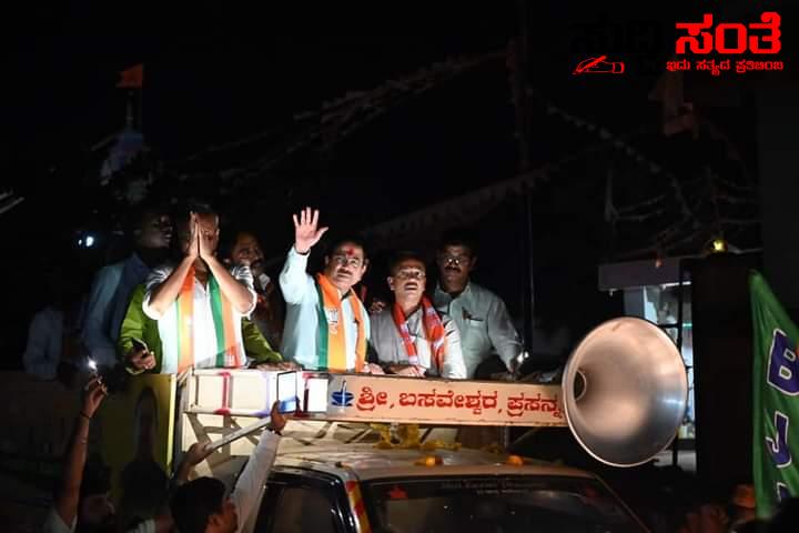 ನಾಗರಾಜ ಛಬ್ಬಿ ಪರವಾಗಿ ಪ್ರಚಾರ ಮಾಡಿದ ಕೇಂದ್ರ ಸಚಿವ ಪ್ರಹ್ಲಾದ್ ಜೋಶಿ – ರೋಡ್ ಶೋ ಮೂಲಕ ಅಬ್ಬರದ ಪ್ರಚಾರ ಮಾಡಿ ಮತಯಾಚನೆ ಮಾಡಿದ ಸಚಿವರು‌…..