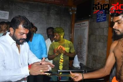 ಗ್ರಾಮ ದೇವತೆ ಆಶೀರ್ವಾದ ಪಡೆದು ಮತಯಾಚನೆ ಮಾಡಿದ ಅಮೃತ ದೇಸಾಯಿ – ಧಾರವಾಡ ಗ್ರಾಮೀಣ ಕ್ಷೇತ್ರದಲ್ಲಿ ಜೋರಾಗಿದೆ ಅಮೃತ ದೇಸಾಯಿ ಪ್ರಚಾರ…..