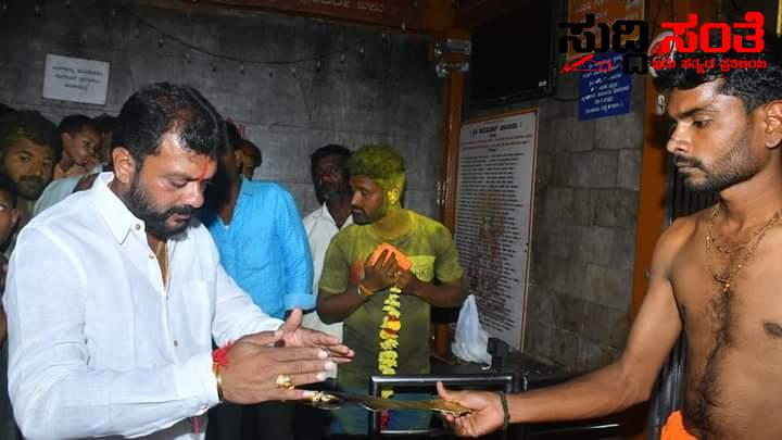 ಗ್ರಾಮ ದೇವತೆ ಆಶೀರ್ವಾದ ಪಡೆದು ಮತಯಾಚನೆ ಮಾಡಿದ ಅಮೃತ ದೇಸಾಯಿ – ಧಾರವಾಡ ಗ್ರಾಮೀಣ ಕ್ಷೇತ್ರದಲ್ಲಿ ಜೋರಾಗಿದೆ ಅಮೃತ ದೇಸಾಯಿ ಪ್ರಚಾರ…..