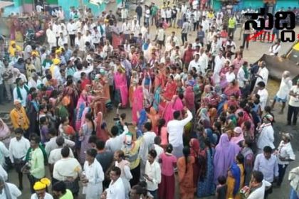 ಸಂತೋಷ ಲಾಡ್ ಗೆ ವಿಶ್ವಾಸ ತುಂಬಿದ ಹುಲ್ಲಂಬಿ ಹಾಗೂ ಶೀಗಿಗಟ್ಟಿ ತಾಂಡಾ ಮಹಾಜನತೆ – ಜನರ ಈ ಒಂದು ಪ್ರೀತಿಗೆ ನಾನು ಚಿರಋಣಿ ಎಂದ ಸಂತೋಷ ಲಾಡ್…..