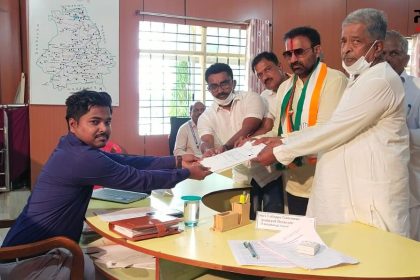 ಕಾಂಗ್ರೇಸ್ ಪಕ್ಷದ ಅಭ್ಯರ್ಥಿಯಾಗಿ ನಾಮಪತ್ರ ಸಲ್ಲಿಸಿದ ಸಂತೋಷ ಲಾಡ್ – ಹಿರಿಯರು ಆಪ್ತರೊಂದಿಗೆ ಉಮೇದುವಾರಿಕೆ ಸಲ್ಲಿಸಿದ ಮಾಜಿ ಸಚಿವ……