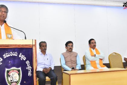 ಧಾರವಾಡದಲ್ಲಿ ಅರವಿಂದ ಬೆಲ್ಲದ ಪರವಾಗಿ ಮತಯಾಚನೆ ಮಾಡಿದ ಕೇಂದ್ರ ಸಚಿವ ಪ್ರಹ್ಲಾದ್ ಜೋಶಿ – JSS ಕಾಲೇಜ್ ನಲ್ಲಿ ಅಬ್ಬರದ ಮತಯಾಚನೆ…..