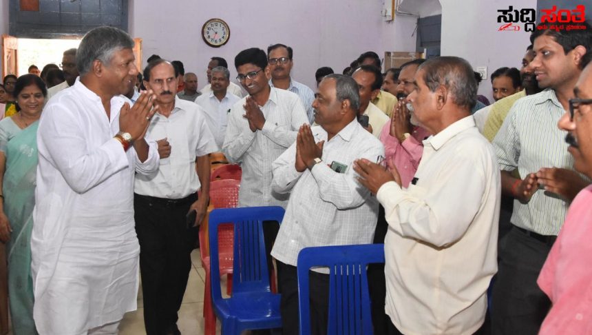 ಧಾರವಾಡದಲ್ಲಿ ಮುಂದುವರೆದ ಅರವಿಂದ ಬೆಲ್ಲದ ಪ್ರಚಾರ – ನೆಚ್ಚಿನ ಗುರುಗಳ ಆಶೀರ್ವಾದ ಪಡೆದು ಮತಯಾಚನೆ ಮಾಡಿದ ಸರಳ ಸಜ್ಜನಿಕೆಯ ರಾಜಕಾರಣಿ…..