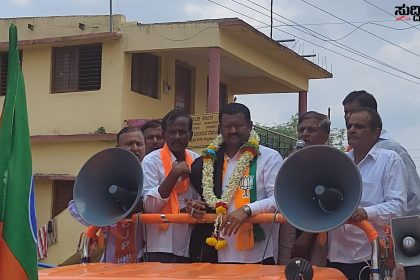 ಗೊಪ್ಪರಗುಂಪಿ ಗ್ರಾಮದಲ್ಲಿ ಶಂಕರ ಪಾಟೀಲ ಮುನೇನಕೊಪ್ಪ ಅವರಿಗೆ ಭರ್ಜರಿ ಸ್ವಾಗತ – ಗ್ರಾಮದಲ್ಲಿ ದೇವಸ್ಥಾನಗಳಿಗೆ ತೆರಳಿ ಆಶೀರ್ವಾದ ಪಡೆದು ಮತಯಾಚನೆ ಮಾಡಿದ ಸಚಿವರು…..