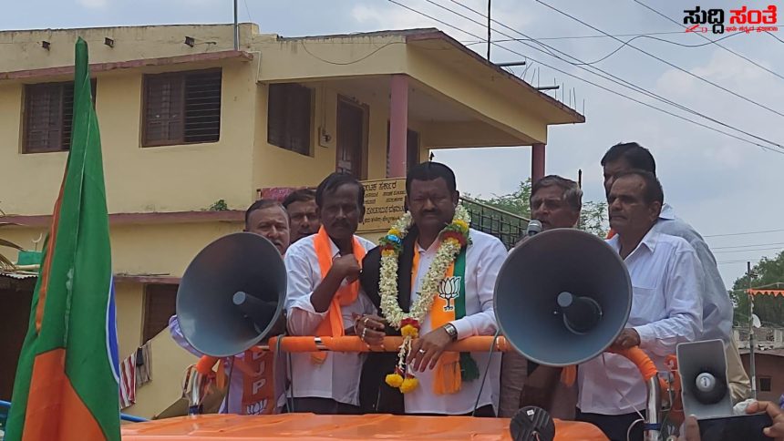 ಗೊಪ್ಪರಗುಂಪಿ ಗ್ರಾಮದಲ್ಲಿ ಶಂಕರ ಪಾಟೀಲ ಮುನೇನಕೊಪ್ಪ ಅವರಿಗೆ ಭರ್ಜರಿ ಸ್ವಾಗತ – ಗ್ರಾಮದಲ್ಲಿ ದೇವಸ್ಥಾನಗಳಿಗೆ ತೆರಳಿ ಆಶೀರ್ವಾದ ಪಡೆದು ಮತಯಾಚನೆ ಮಾಡಿದ ಸಚಿವರು…..