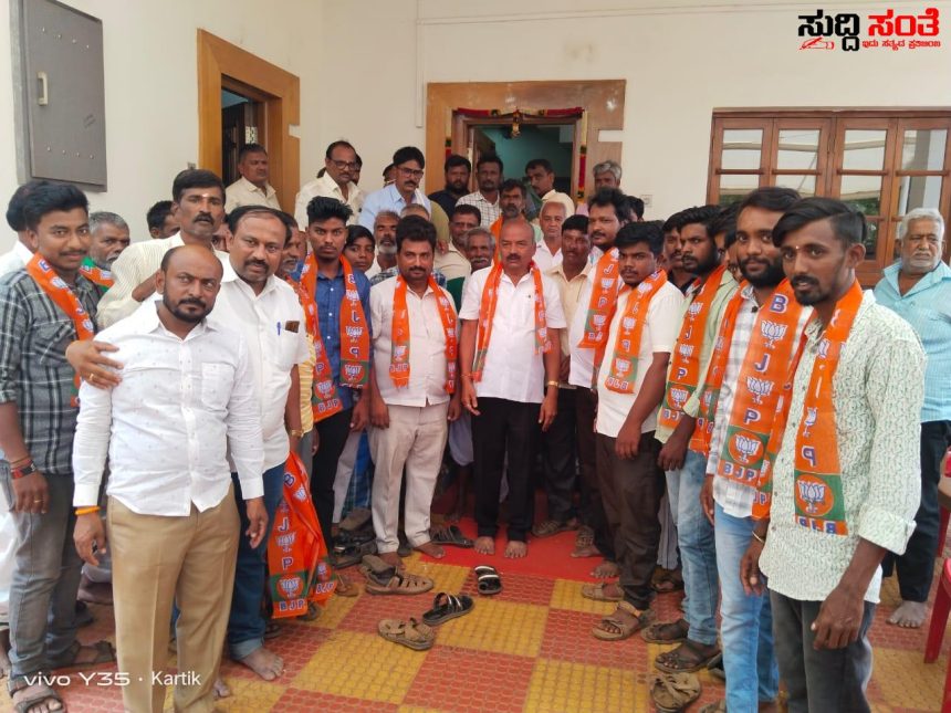 BJP ಪಕ್ಷ ಸೇರ್ಪಡೆಯಾದ ನೆಲಗುಡ್ಡ ,ತರ್ಲಗಟ್ಟ ಗ್ರಾಮದ ಕಾಂಗ್ರೇಸ್ ಪಕ್ಷದ ಮುಖಂಡರು ಕಾರ್ಯಕರ್ತರು – ಮಹೇಶ್ ಗೋಕುಲ ನೇತ್ರತ್ವದಲ್ಲಿ BJP ಸೇರ್ಪಡೆಯಾಗಿ MR ಪಾಟೀಲ ರಿಗೆ ಶಕ್ತಿ ತುಂಬಿದ ಟೀಮ್…..
