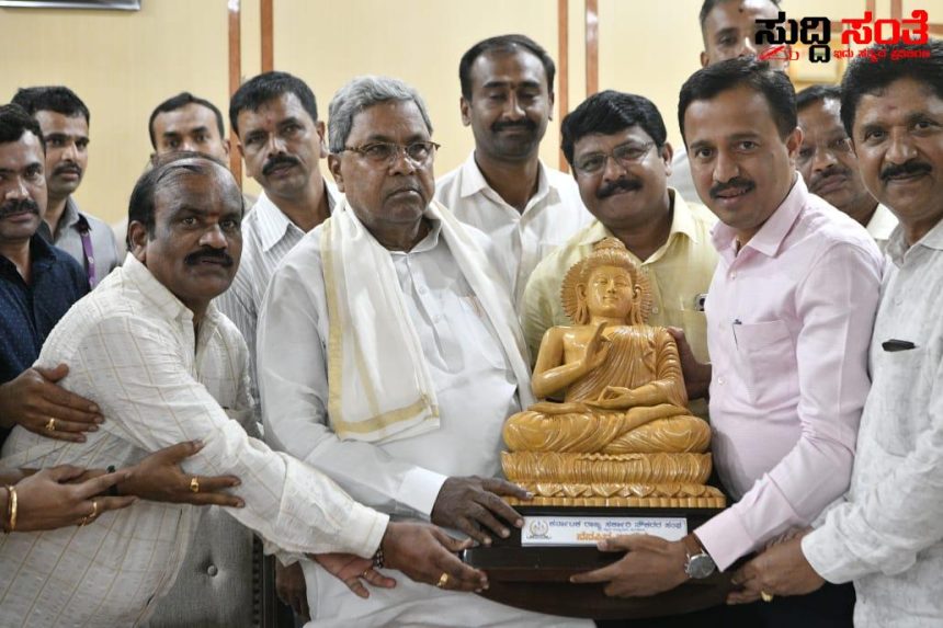 CM ಭೇಟಿಯಾದ ರಾಜ್ಯ ಸರ್ಕಾರಿ ನೌಕರರ ಸಂಘ ನಿಯೋಗ – 7ನೇ ವೇತನ ಆಯೋಗ ಜಾರಿಗೆ ಸೇರಿದಂತೆ ಹಲವಾರು ವಿಚಾರಗಳ ಕುರಿತಂತೆ ಮುಖ್ಯಮಂತ್ರಿಗೆ ಒತ್ತಾಯ ಮಾಡಿದ ಷಡಾಕ್ಷರಿ ನೇತ್ರತ್ವದಲ್ಲಿನ ಟೀಮ್…..