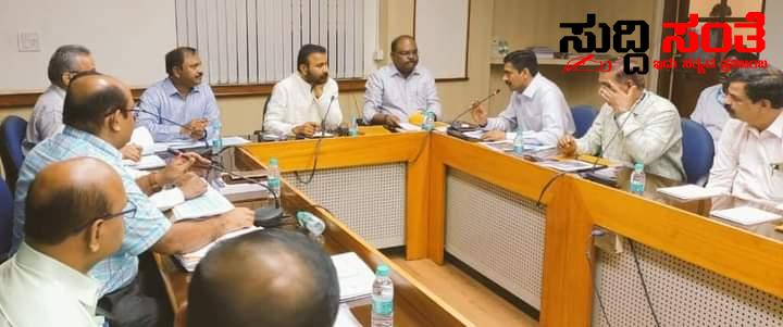 ಇಲಾಖೆಯ ಅಧಿಕಾರಿಗಳೊಂದಿಗೆ ಸಭೆ ಮಾಡಿದ ಸಚಿವ ಸಂತೋಷ ಲಾಡ್ – ಇಲಾಖೆಯ ಅಭಿವೃದ್ದಿ ಸೇರಿದಂತೆ ಹಲವಾರು ವಿಚಾರಗಳ ಕುರಿತು ಚರ್ಚೆ ಮಾಡಿ ಮಾಹಿತಿ ಪಡೆದ ಸಚಿವರು…..