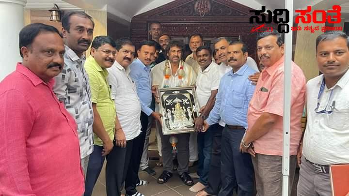 ಶಿಕ್ಷಣ ಸಚಿವರನ್ನು ಬೇಟಿಯಾದ ರಾಜ್ಯ ಸರ್ಕಾರಿ ನೌಕರರ ಸಂಘದ ಟೀಮ್ – ನೂತನ ಸಚಿವರಿಗೆ ಅಭಿನಂದನೆ ಸಲ್ಲಿಸಿ ರಾಜ್ಯದ ಶಿಕ್ಷಕರ ಸಮಸ್ಯೆಗಳ ಕುರಿತು ಒತ್ತಾಯಿಸಿದ ಷಡಾಕ್ಷರಿ ನೇತ್ರತ್ವದಲ್ಲಿನ ನಿಯೋಗ…..