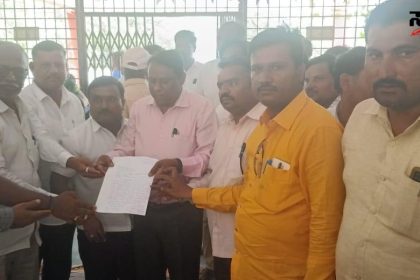 ವೇತನಕ್ಕಾಗಿ ಬೀದಿಗೀಳಿದ ಶಿಕ್ಷಕರು –  BEO ಕಚೇರಿ ಮುಂದೆ ಶಿಕ್ಷಕರ ಪ್ರತಿಭಟನೆ ಹೀಗ್ಯಾಕೆ ಆಯಿತು…..