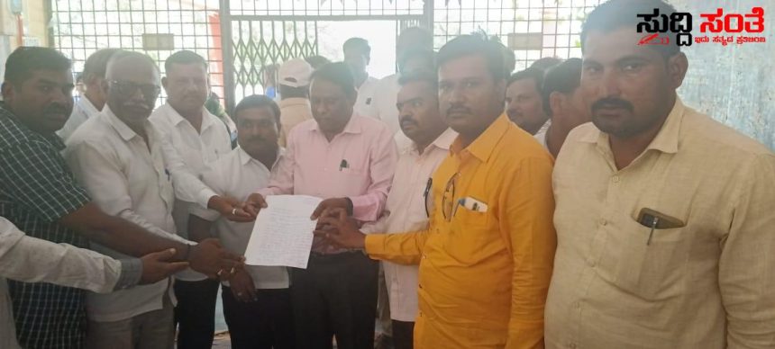 ವೇತನಕ್ಕಾಗಿ ಬೀದಿಗೀಳಿದ ಶಿಕ್ಷಕರು –  BEO ಕಚೇರಿ ಮುಂದೆ ಶಿಕ್ಷಕರ ಪ್ರತಿಭಟನೆ ಹೀಗ್ಯಾಕೆ ಆಯಿತು…..