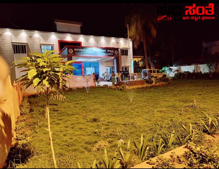 ಪೊಲೀಸ್ ಠಾಣೆಗೆ ಹೊಸ ರೂಪ ನೀಡಿದ ಚಾರ್ಲಿ ರಾಘವೇಂದ್ರ ಹಳ್ಳೂರ – ಯುವ ಉತ್ಸಾಹಿ ಪೊಲೀಸ್ ಅಧಿಕಾರಿಯ ಶ್ರಮದಿಂದ ಠಾಣೆಯ ಹೊಸ ಕಟ್ಟಡಕ್ಕೆ ಬಂತು ಹೊಸ ಲುಕ್….. ಪೊಲೀಸ್ ಠಾಣೆಗೆ ಹೊಸ ರೂಪ ನೀಡಿದ ಚಾರ್ಲಿ ರಾಘವೇಂದ್ರ ಹಳ್ಳೂರ – ಯುವ ಉತ್ಸಾಹಿ ಪೊಲೀಸ್ ಅಧಿಕಾರಿಯ ಶ್ರಮದಿಂದ ಠಾಣೆಯ ಹೊಸ ಕಟ್ಟಡಕ್ಕೆ ಬಂತು ಹೊಸ ಲುಕ್…..