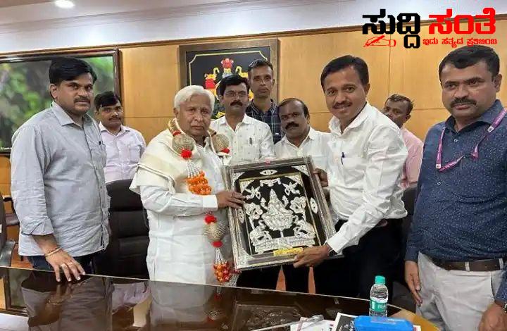 7ನೇ ವೇತನ ಆಯೋಗ ಜಾರಿಗೊಳಿಸಿ NPS ರದ್ದು ಮಾಡುವ ಭರವಸೆ ನೀಡಿದ ಸಚಿವರು – ಷಡಾಕ್ಷರಿ ಅವರ ನೇತ್ರತ್ವದಲ್ಲಿ ನೂತನ ಸಚಿವರಿಗೆ ಸನ್ಮಾನ ಗೌರವ ಬೇಡಿಕೆಗಳನ್ನಿಟ್ಟ ನಿಯೋಗ….. 7ನೇ ವೇತನ ಆಯೋಗ ಜಾರಿಗೊಳಿಸಿ NPS ರದ್ದು ಮಾಡುವ ಭರವಸೆ ನೀಡಿದ ಸಚಿವರು – ಷಡಾಕ್ಷರಿ ಅವರ ನೇತ್ರತ್ವದಲ್ಲಿ ನೂತನ ಸಚಿವರಿಗೆ ಸನ್ಮಾನ ಗೌರವ ಬೇಡಿಕೆಗಳನ್ನಿಟ್ಟ ನಿಯೋಗ…..