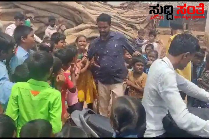 ಸರ್ಕಾರಿ ಶಾಲಾ ಶಿಕ್ಷಕರ ಕರ್ತವ್ಯಕ್ಕೆ ಸಾಕ್ಷಿಯಾದ ಜಲದುರ್ಗ ಗ್ರಾಮ – ವರ್ಗಾವಣೆಗೊಂಡ ಶಿಕ್ಷಕನನ್ನು ಬಿಟ್ಟು ಕೋಡದ ಮಕ್ಕಳು…..