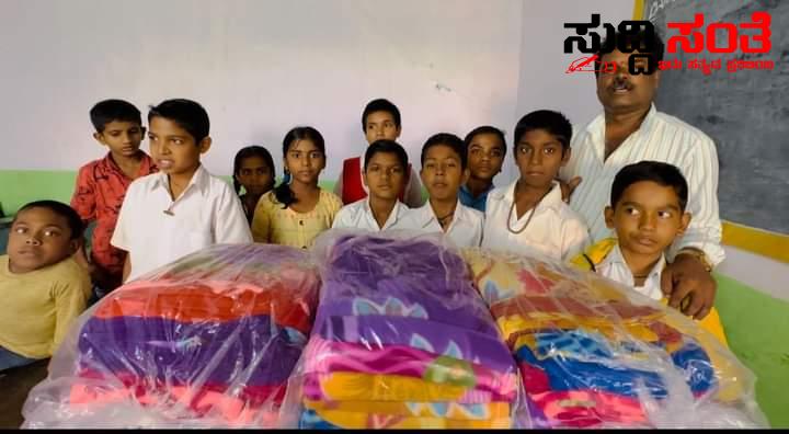 ಶಾಲಾ ಮಕ್ಕಳಿಗೆ ನೆರವಾದ ಕ್ರಾಂತಿವೀರ ಸಂಗೊಳ್ಳಿ ರಾಯಣ್ಣ ಅಭಿಮಾನಿ ಬಳಗ – ಸುರೇಶ ಗೋಕಾಕ್ ನೇತ್ರತ್ವದಲ್ಲಿ ನೇತ್ರತ್ವದಲ್ಲಿ ನೂರಕ್ಕು ಹೆಚ್ಚು ಮಕ್ಕಳಿಗೆ ಹೊದಿಕೆ ವಿತರಣೆ…..