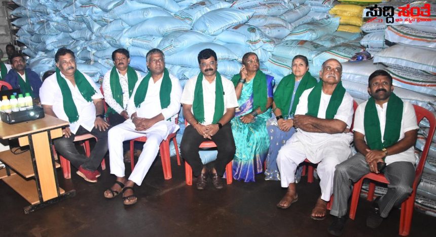 ಪ್ರಧಾನಿ ನರೇಂದ್ರ ಮೋದಿ ಯವರ ವಿಡಿಯೋ ಕಾನ್ಫರೆನ್ ವೀಕ್ಷಣೆ ಮಾಡಿದ ಶಾಸಕರು – ಪಕ್ಷದ ಕಾರ್ಯಕರ್ತರು ಮುಖಂಡರೊಂದಿಗೆ ವೀಕ್ಷಣೆ ಮಾಡಿದ ಶಾಸಕರಾದ ಅರವಿಂದ ಬೆಲ್ಲದ,ಮಹೇಶ್ ಟೆಂಗಿನಕಾಯಿ….. ಪ್ರಧಾನಿ ನರೇಂದ್ರ ಮೋದಿ ಯವರ ವಿಡಿಯೋ ಕಾನ್ಫರೆನ್ ವೀಕ್ಷಣೆ ಮಾಡಿದ ಶಾಸಕರು – ಪಕ್ಷದ ಕಾರ್ಯಕರ್ತರು ಮುಖಂಡರೊಂದಿಗೆ ವೀಕ್ಷಣೆ ಮಾಡಿದ ಶಾಸಕರಾದ ಅರವಿಂದ ಬೆಲ್ಲದ,ಮಹೇಶ್ ಟೆಂಗಿನಕಾಯಿ…..