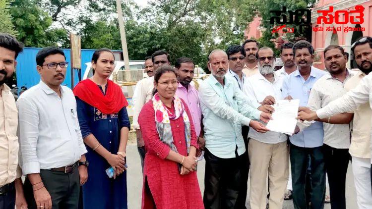 NPS ರದ್ದು ಮಾಡಿ OPS ಜಾರಿ ಮಾಡಿ ಕರ್ನಾಟಕ ರಾಜ್ಯ ಸರ್ಕಾರಿ ನೌಕರರ ಒಕ್ಕೂಟದಿಂದ ಪ್ರತಿಭಟನೆ ಹೋರಾಟ…..