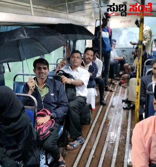 ಛತ್ರಿ ಹಿಡಿದುಕೊಂಡು ಬಸ್ ನಲ್ಲಿ ಪ್ರಯಾಣ – ಬಸ್ ತುಂಬೆಲ್ಲಾ ಛತ್ರಿ ಹಿಡಿದು ಕುಳಿತುಕೊಂಡುವ ಪ್ರಯಾಣ ಪೊಟೊ ವೈರಲ್…..