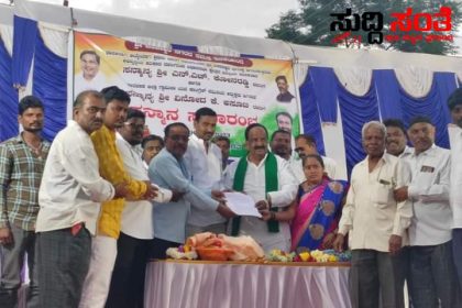 ನವಲಗುಂದ ಬಸವೇಶ್ವರ ನಗರದಲ್ಲಿ ಶಾಸಕ ಎನ್ ಹೆಚ್ ಕೊನರೆಡ್ಡಿ ಯವರಿಗೆ ಸನ್ಮಾನ ಗೌರವ – ಶಾಸಕರಾದ ನಂತರ ಮೊದಲ ಬಾರಿಗೆ ತೆರಳಿದ ಶಾಸಕರಿಗೆ ಪ್ರೀತಿಯ ಸನ್ಮಾನ ಗೌರವ ನಿವಾಸಿಗಳಿಂದ ಬೇಡಿಕೆಗಳ ಕುರಿತಂತೆ ಮನವಿ…..