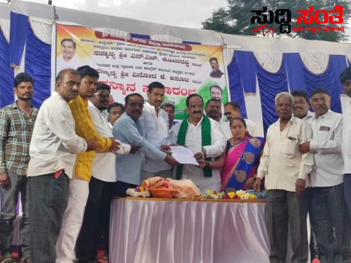 ನವಲಗುಂದ ಬಸವೇಶ್ವರ ನಗರದಲ್ಲಿ ಶಾಸಕ ಎನ್ ಹೆಚ್ ಕೊನರೆಡ್ಡಿ ಯವರಿಗೆ ಸನ್ಮಾನ ಗೌರವ – ಶಾಸಕರಾದ ನಂತರ ಮೊದಲ ಬಾರಿಗೆ ತೆರಳಿದ ಶಾಸಕರಿಗೆ ಪ್ರೀತಿಯ ಸನ್ಮಾನ ಗೌರವ ನಿವಾಸಿಗಳಿಂದ ಬೇಡಿಕೆಗಳ ಕುರಿತಂತೆ ಮನವಿ….. ನವಲಗುಂದ ಬಸವೇಶ್ವರ ನಗರದಲ್ಲಿ ಶಾಸಕ ಎನ್ ಹೆಚ್ ಕೊನರೆಡ್ಡಿ ಯವರಿಗೆ ಸನ್ಮಾನ ಗೌರವ – ಶಾಸಕರಾದ ನಂತರ ಮೊದಲ ಬಾರಿಗೆ ತೆರಳಿದ ಶಾಸಕರಿಗೆ ಪ್ರೀತಿಯ ಸನ್ಮಾನ ಗೌರವ ನಿವಾಸಿಗಳಿಂದ ಬೇಡಿಕೆಗಳ ಕುರಿತಂತೆ ಮನವಿ…..