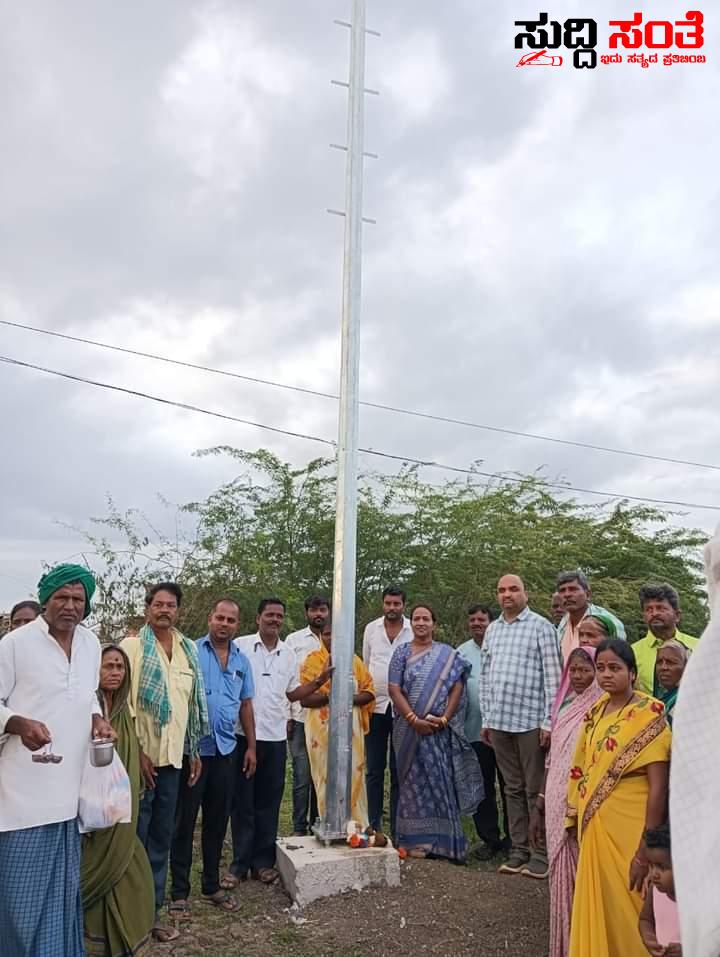 ಬ್ಯಾಹಟ್ಟಿ ಗ್ರಾಮದ ಆಶ್ರಯ ಬಡಾವಣೆಗೆ ಬೆಳಕಾದ ಶಾಸಕ ಎನ್ ಹೆಚ್ ಕೊನರಡ್ಡಿ – ಸಮಸ್ಯೆ ಗಮನಕ್ಕೆ ಬಂದು ಎರಡು ತಿಂಗಳಲ್ಲಿ ಬಡಾವಣೆಗೆ ವಿದ್ಯುತ್ ಸೌಲಭ್ಯ ಕಲ್ಪಿಸಿದ ಶಾಸಕರು ಚಾಲನೆ ನೀಡಿ ಜನರ ಮೆಚ್ಚುಗೆ ಪಾತ್ರರಾದ ಶಾಸಕರ ಧರ್ಮಪತ್ನಿ…..