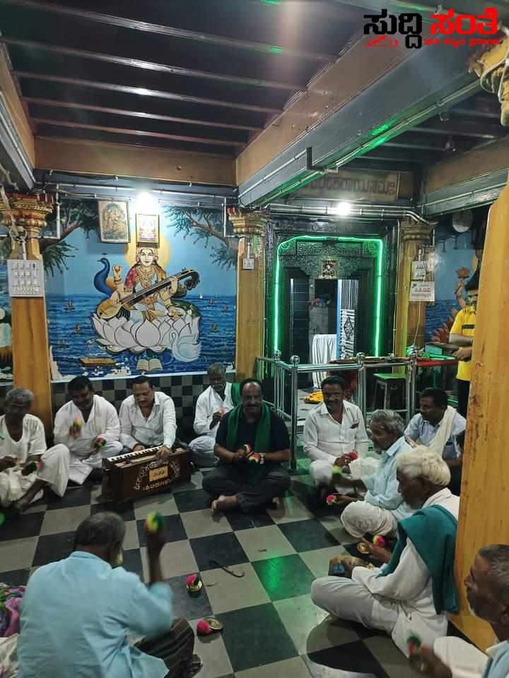 ಭಜನೆ ಮಾಡುತ್ತಾ ಗ್ರಾಮ ವಾಸ್ತವ್ಯ ಮಾಡಿದ ಶಾಸಕ ಎನ್ ಹೆಚ್ ಕೋನರೆಡ್ಡಿ – ಬಿಡುವಿಲ್ಲದ ಕೆಲಸ ಕಾರ್ಯಗಳ ನಡುವೆಯೂ ಹಿರಿಯರೊಂದಿಗೆ ಭಜನೆ ಮಾಡಿ ಬಾಲ್ಯದ ದಿನಗಳನ್ನು ನೆನಪಿಸಿಕೊಂಡ ಶಾಸಕರು…..