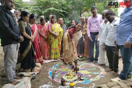 ದುರ್ಗಾ ಕಾಲೋನಿ ಸರಕಾರಿ ಶಾಲಾ ಕೊಠಡಿ ಕಟ್ಟಡ ಕಾಮಗಾರಿಗೆ ಚಾಲನೆ – ಶ್ರೀಮತಿ ಶೀವಲೀಲಾ ಕುಲಕರ್ಣಿ ಅವರಿಗೆ ಸಾಥ್ ನೀಡಿದ ಶಾಲೆಯ ಶಿಕ್ಷಕ ಬಳಗ ಇಲಾಖೆಯ ಅಧಿಕಾರಿಗಳು…..