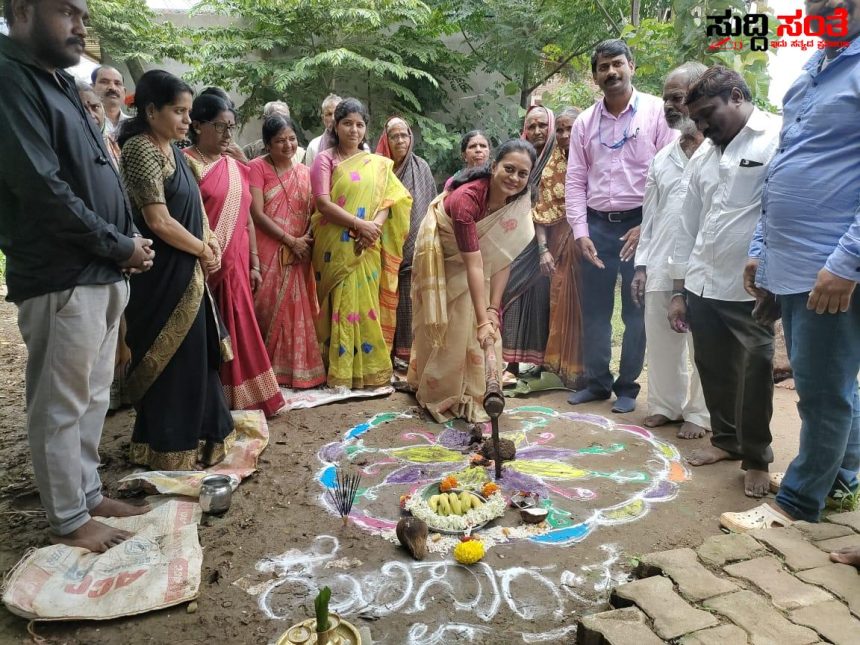 ದುರ್ಗಾ ಕಾಲೋನಿ ಸರಕಾರಿ ಶಾಲಾ ಕೊಠಡಿ ಕಟ್ಟಡ ಕಾಮಗಾರಿಗೆ ಚಾಲನೆ – ಶ್ರೀಮತಿ ಶೀವಲೀಲಾ ಕುಲಕರ್ಣಿ ಅವರಿಗೆ ಸಾಥ್ ನೀಡಿದ ಶಾಲೆಯ ಶಿಕ್ಷಕ ಬಳಗ ಇಲಾಖೆಯ ಅಧಿಕಾರಿಗಳು…..
