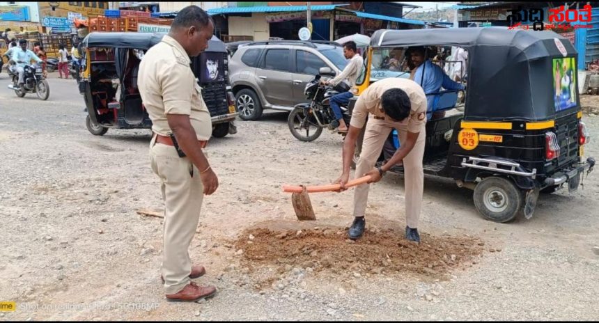 ಲಾಠಿ ಹಿಡಿಯುವ ಖಾಕಿ ಕೈಯಲ್ಲಿ ಬಂತು ಗುದ್ದಲಿ,ಸಲಿಕೆ – ಕರ್ತವ್ಯದ ಜೊತೆಯಲ್ಲಿ ಪೊಲೀಸರ ಕಾರ್ಯಕ್ಕೆ ಸಾರ್ವಜನಿಕರಿಂದ ಮೆಚ್ಚುಗೆ….. ಲಾಠಿ ಹಿಡಿಯುವ ಖಾಕಿ ಕೈಯಲ್ಲಿ ಬಂತು ಗುದ್ದಲಿ,ಸಲಿಕೆ – ಕರ್ತವ್ಯದ ಜೊತೆಯಲ್ಲಿ ಪೊಲೀಸರ ಕಾರ್ಯಕ್ಕೆ ಸಾರ್ವಜನಿಕರಿಂದ ಮೆಚ್ಚುಗೆ…..