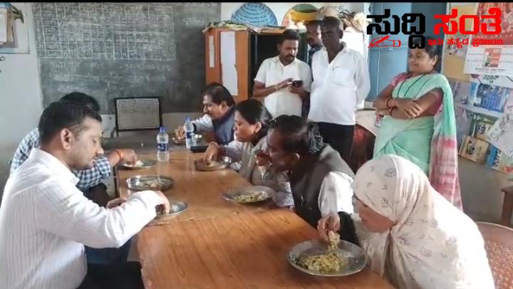 ಶಾಲೆಯಲ್ಲಿ ಬಿಸಿಯೂಟ ಮಾಡಿದ DC,CEO – ಮಕ್ಕಳು ಶಿಕ್ಷಕರೊಂದಿಗೆ ಕುಳಿತುಕೊಂಡು ಊಟ ಸವಿದ ಅಧಿಕಾರಿಗಳು…..
