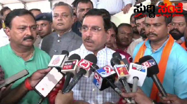 ನಾಚಿಕೆ ಮಾನ ಮರ್ಯಾದೆ ಬುದ್ಧಿ ಇದೆಯಾ ಎಂದು ಕಾಂಗ್ರೇಸ್ ಪಕ್ಷದವರಿಗೆ ಪ್ರಶ್ನೆ ಮಾಡಿದ ಕೇಂದ್ರ ಸಚಿವ ಪ್ರಹ್ಲಾದ್ ಜೋಶಿ – ಓಡಿ ಹೋದ ಉದ್ಯಮಿಗಳ ಓಡಿ ಹೋದ ವಂಚಕರ ಆಸ್ತಿಯನ್ನು ವಶಪಡಿಸಿಕೊಳ್ಳುವ ಹೊಸ ಕಾನೂನನ್ನು ತರಲಾಗಿದೆ ಎಂದ ಕೇಂದ್ರ ಸಚಿವರು…..