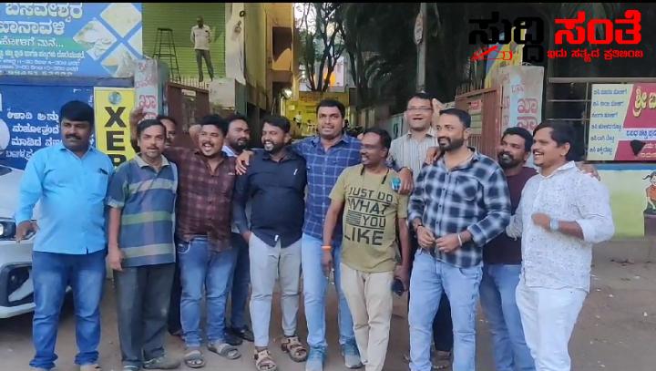 ಚಂದ್ರಯಾನ ಯಶಸ್ವಿಗೆ ಹುಬ್ಬಳ್ಳಿಯಲ್ಲಿ ಸಂಭ್ರಮಿಸಿ ವಿಜಯೋತ್ಸವ ಆಚರಿಸಿದ ಪತ್ರಕರ್ತರು – ಕರ್ತವ್ಯದ ಜೊತೆ ದೇಶವೆ ಹೆಮ್ಮೆ ಪಡುವಂತೆ ಸಾಧನೆ ಮಾಡಿದ ಇಸ್ರೋ ಟೀಮ್ ಗೆ ಅಭಿನಂದನೆ ಸಲ್ಲಿಸಿದ ಪತ್ರಕರ್ತ ಮಿತ್ರರು…..