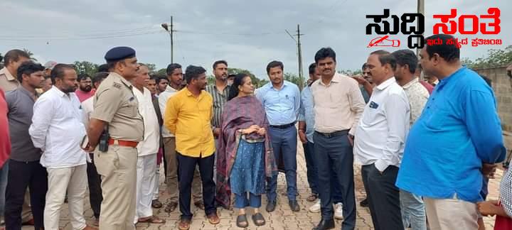 ಪಾಲಿಕೆಯ ಆಯುಕ್ತರೊಂದಿಗೆ ಧಾರವಾಡದಲ್ಲಿ ಗಣೇಶ ಹಬ್ಬದ ಸಿದ್ದತೆಯನ್ನು ಪರಿಶೀಲನೆ ಮಾಡಿದ ಶಿವಲೀಲಾ ಕುಲಕರ್ಣಿ – ನುಚ್ಚಂಬ್ಲಿ ಭಾವಿಗೆ ಭೇಟಿ ನೀಡಿ ಪರಿಶೀಲನೆ ನಡೆಸಿ ವ್ಯವಸ್ಥೆ ಕಲ್ಪಿಸುವಂತೆ ಸೂಚನೆ….. ಪಾಲಿಕೆಯ ಆಯುಕ್ತರೊಂದಿಗೆ ಧಾರವಾಡದಲ್ಲಿ ಗಣೇಶ ಹಬ್ಬದ ಸಿದ್ದತೆಯನ್ನು ಪರಿಶೀಲನೆ ಮಾಡಿದ ಶಿವಲೀಲಾ ಕುಲಕರ್ಣಿ – ನುಚ್ಚಂಬ್ಲಿ ಭಾವಿಗೆ ಭೇಟಿ ನೀಡಿ ಪರಿಶೀಲನೆ ನಡೆಸಿ ವ್ಯವಸ್ಥೆ ಕಲ್ಪಿಸುವಂತೆ ಸೂಚನೆ…..