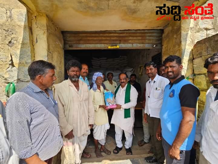 ಕಡಲೆ ಬೀಜ ವಿತರಣೆ ಮಾಡಿ ಖರೀದಿ ಕೇಂದ್ರಕ್ಕೆ ಚಾಲನೆ ನೀಡಿ ಕ್ಷೇತ್ರದ ರೈತರಿಗೆ ನೇರವಾದ ಶಾಸಕ ಎನ್ ಹೆಚ್ ಕೋನರೆಡ್ಡಿ – ಹಿಂಗಾರಿನ ಬಿತ್ತನೆ ಕಾರ್ಯಕ್ಕೆ ನೆರವಾಗಲು ಕ್ಷೇತ್ರದ ರೈತರಿಗೆ ಖರೀದಿ ಕೇಂದ್ರ ಆರಂಭ ಮಾಡಿದ ಜನನಾಯಕ….. ಕಡಲೆ ಬೀಜ ವಿತರಣೆ ಮಾಡಿ ಖರೀದಿ ಕೇಂದ್ರಕ್ಕೆ ಚಾಲನೆ ನೀಡಿ ಕ್ಷೇತ್ರದ ರೈತರಿಗೆ ನೇರವಾದ ಶಾಸಕ ಎನ್ ಹೆಚ್ ಕೋನರೆಡ್ಡಿ – ಹಿಂಗಾರಿನ ಬಿತ್ತನೆ ಕಾರ್ಯಕ್ಕೆ ನೆರವಾಗಲು ಕ್ಷೇತ್ರದ ರೈತರಿಗೆ ಖರೀದಿ ಕೇಂದ್ರ ಆರಂಭ ಮಾಡಿದ ಜನನಾಯಕ…..