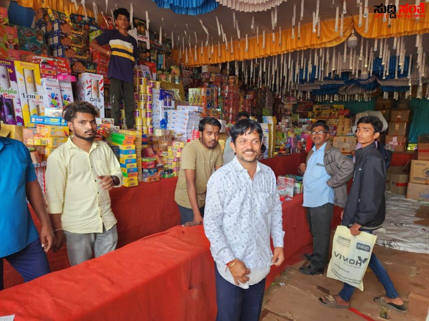 ಜನರ ಜೀವದ ಜೊತೆ ಪಟಾಕಿ ವ್ಯಾಪಾರಸ್ಥರ ಚಲ್ಲಾಟ – ಪಟಾಕಿ ವ್ಯಾಪಾರದಲ್ಲಿ ರಾಮನ ಲೆಕ್ಕ…ಕೃಷ್ಣನ‌ ಲೆಕ್ಕ…..DC,SP ಸಾಹೇಬ್ರೇ ಒಮ್ಮೆ ನೋಡಿ…..