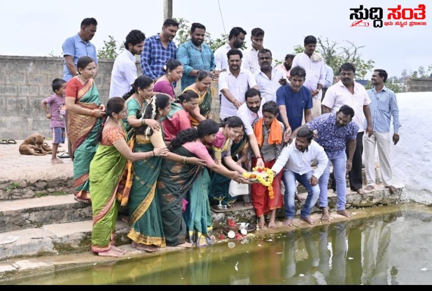 ನುಚ್ಚಂಬ್ಲಿ ಬಾವಿಗೆ ಗಂಗಾಪೂಜೆ ಮಾಡಿದ ಕಾಂಗ್ರೇಸ್ ಪಕ್ಷದ ಕಾರ್ಯಕರ್ತರು – ಧಾರವಾಡದಲ್ಲಿ ಗಣೇಶನಿಗಾಗಿ ಬಸವರಾಜ ಜಾಧವ ನೇತ್ರತ್ವದಲ್ಲಿ ನಡೆಯಿತು ಅರ್ಥಪೂರ್ಣ ಕಾರ್ಯಕ್ರಮ….. ನುಚ್ಚಂಬ್ಲಿ ಬಾವಿಗೆ ಗಂಗಾಪೂಜೆ ಮಾಡಿದ ಕಾಂಗ್ರೇಸ್ ಪಕ್ಷದ ಕಾರ್ಯಕರ್ತರು – ಧಾರವಾಡದಲ್ಲಿ ಗಣೇಶನಿಗಾಗಿ ಬಸವರಾಜ ಜಾಧವ ನೇತ್ರತ್ವದಲ್ಲಿ ನಡೆಯಿತು ಅರ್ಥಪೂರ್ಣ ಕಾರ್ಯಕ್ರಮ…..