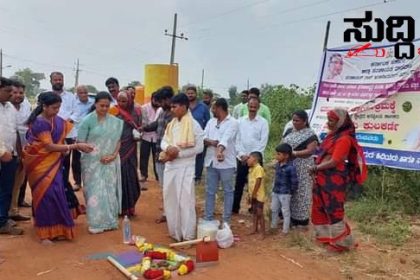 ಎತ್ತಿನಗುಡ್ಡ ದಲ್ಲಿ ಹೊಲದ ರಸ್ತೆ ಕಾಮಗಾರಿಗೆ ಭೂಮಿ ಪೂಜೆ ಮಾಡಿದ ಶ್ರೀಮತಿ ಶಿವಲೀಲಾ ಕುಲಕರ್ಣಿ – ಕ್ಷೇತ್ರದಲ್ಲಿ ಮುಂದುವರೆದ ಅಭಿವೃದ್ದಿ ಕಾರ್ಯಗಳು…..