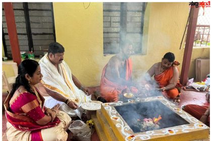 ದುಷ್ಟಶಕ್ತಿಗಳನ್ನು ಸಂಹಾರ ಮಾಡಿ ಸಮಸ್ತ ಲೋಕದ ರಕ್ಷಣೆಗಾಗಿ ಹುಬ್ಬಳ್ಳಿಯಲ್ಲಿ ಸಂತೋಷ ಚವ್ಹಾಣ ದಂಪತಿಗಳಿಂದ 108 ಕಮಲ ಪುಷ್ಪ ಸಹಿತ ದುರ್ಗಾ ಚಂಡಿಕಾ ಯಾಗ – ಯಾಗದಲ್ಲಿ ಪಾಲ್ಗೊಂಡ ವಿಜಯನಗರ ಹೌಸಿಂಗ್ ಸೊಸೈಟಿಯ ಸರ್ವ ಸದಸ್ಯರು…..