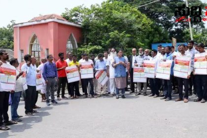 7ನೇ ವೇತನ ಆಯೋಗದ ಪರಿಷ್ಕ್ರರಣೆಗೆ ರಾಜ್ಯ ಸರ್ಕಾರಿ ನೌಕರರ ಪ್ರತಿಭಟನೆ – ಶೀಘ್ರದಲ್ಲೇ 7ನೇ ವೇತನ ಆಯೋಗ ಜಾರಿ ಮಾಡಿ,18 ತಿಂಗಳ ತುಟ್ಟಿ ಭತ್ಯೆ ನೀಡಿ ಒತ್ತಾಯ ಮಾಡಿ CM ಗೆ ಮನವಿ ಸಲ್ಲಿಸಿದ ನೌಕರರು…..