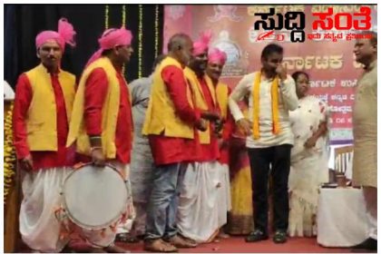 ಕಣ್ಣೀರಾಕಿದ ಸಚಿವ ಸಂತೋಷ ಲಾಡ್ – ತಂದೆ ತಾಯಿ ಕುರಿತ ಹಾಡಿಗೆ ವೇದಿಕೆಯ ಮೇಲೆ ನೆನೆದು ಕಣ್ಣೀರಾಕಿ ಹೃದಯಸ್ಪರ್ಶಿ ಹಾಡು ಹಾಡಿದ ಗಾಯಕರ ಪ್ರತಿಭೆಗೆ ಫೀದಾ ಆದ ಸಚಿವರು‌…..