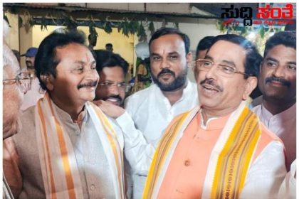 ದೀಪಾವಳಿ ಪೂಜೆಯಲ್ಲಿ ಭಾಗಿಯಾಗಿ ಪಾಲ್ಗೊಂಡ ಕೇಂದ್ರ ಸಚಿವ ಪ್ರಹ್ಲಾದ್ ಜೋಶಿ – ಆಪ್ತರ,ಕಾರ್ಯಕರ್ತರ ದೀಪಾವಳಿ ಪೂಜೆಯಲ್ಲಿ ಭಾಗಿಯಾಗಿ ಶುಭ ಹಾರೈಸಿದ ಕೇಂದ್ರ ಸಚಿವರು…..