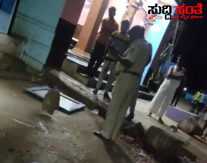 ಕಲ್ಲು ಎತ್ತಿ ಹಾಕಿ ಕೇರಂ ಬೋಡ್೯ ಒಡೆಸಿ ದರ್ಪ ತೋರಿದ ಪೊಲೀಸ್ ಅಧಿಕಾರಿ ಮಾಡೊಕೆ ಸಾಕಷ್ಟು ಕೆಲಸಗಳಿವೆ ಎಂದ ಸಾರ್ವಜನಿಕರು….. ಕಲ್ಲು ಎತ್ತಿ ಹಾಕಿ ಕೇರಂ ಬೋಡ್೯ ಒಡೆಸಿ ದರ್ಪ ತೋರಿದ ಪೊಲೀಸ್ ಅಧಿಕಾರಿ ಮಾಡೊಕೆ ಸಾಕಷ್ಟು ಕೆಲಸಗಳಿವೆ ಎಂದ ಸಾರ್ವಜನಿಕರು…..